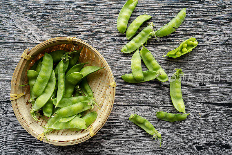 新鲜的生豌豆和豆荚