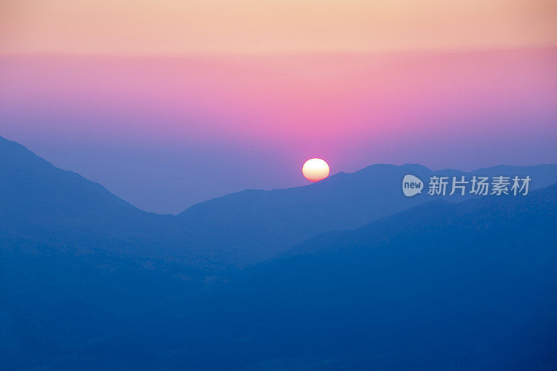 土耳其安塔利亚的黄昏山景