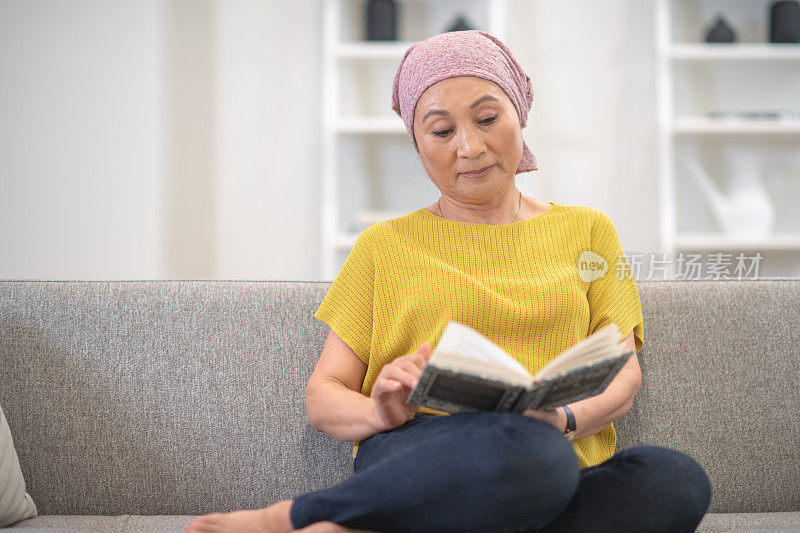 患有癌症的韩国妇女在客厅看书