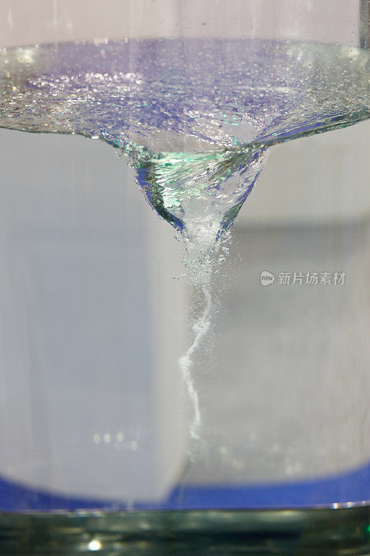 透明无色液体在磁性搅拌器中混合