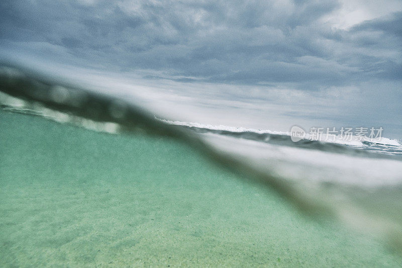 海面上和海面下的一个坏天气和戏剧性的天空。