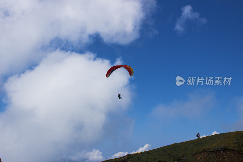 在山上玩滑翔伞