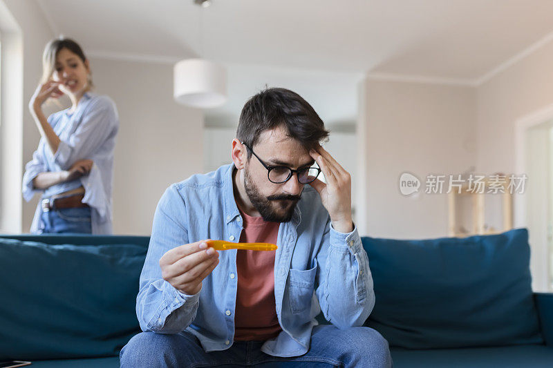 一对夫妇担心怀孕测试的阳性结果