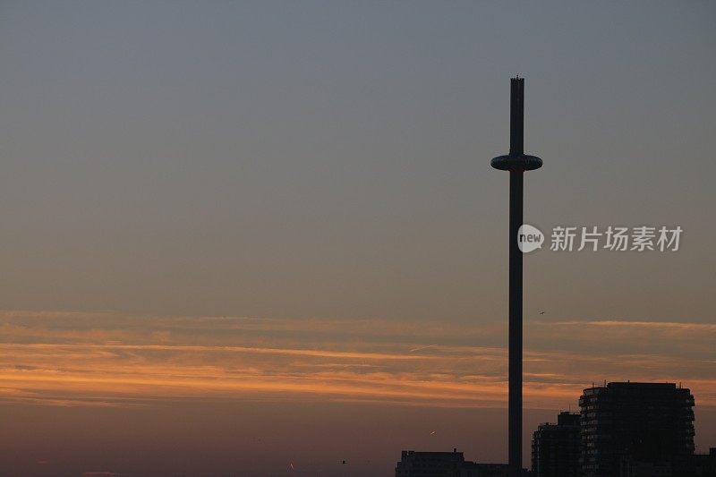图片的i360观察塔与戏剧性的日落天空的布莱顿，东苏塞克斯，英国，英国，从布莱顿码头，布莱顿海滩的黄昏照片