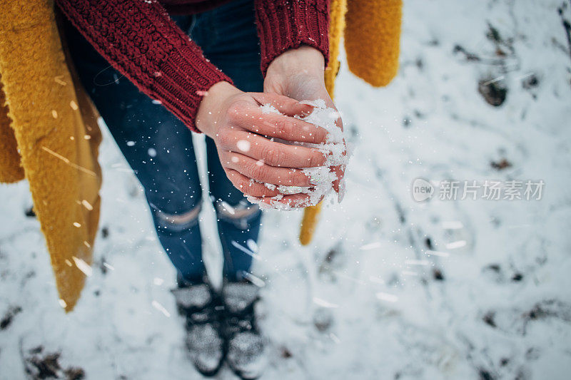 女人在堆雪球