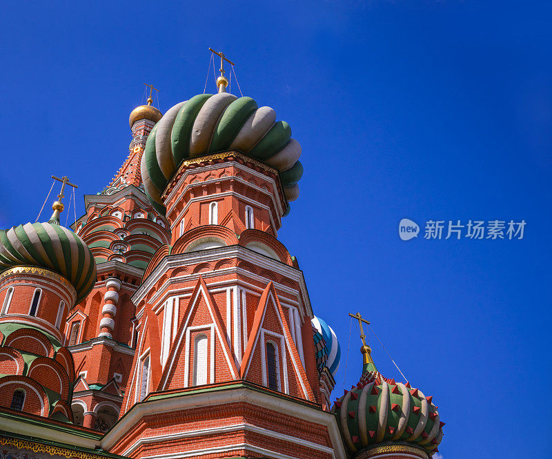在晴朗的蓝天下，俄罗斯莫斯科的圣巴西尔大教堂