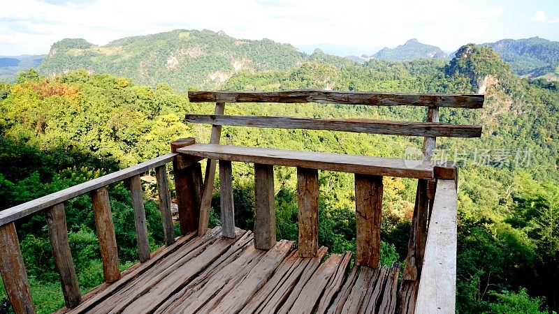 木椅与自然景观的山