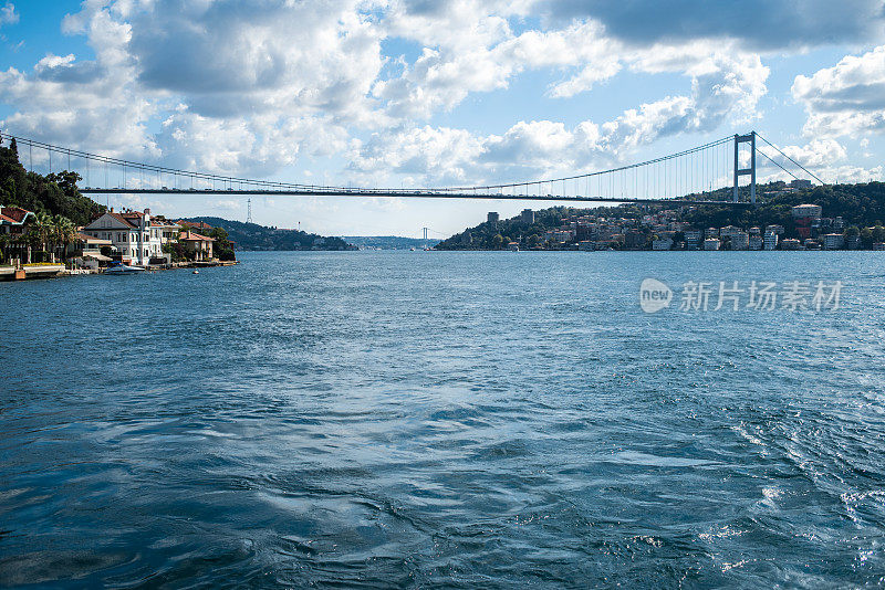 大桥横跨博斯普鲁斯海峡