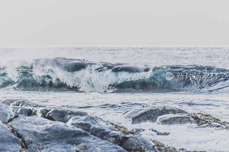 罗浮敦群岛的海浪拍打着Austvagoy海岸