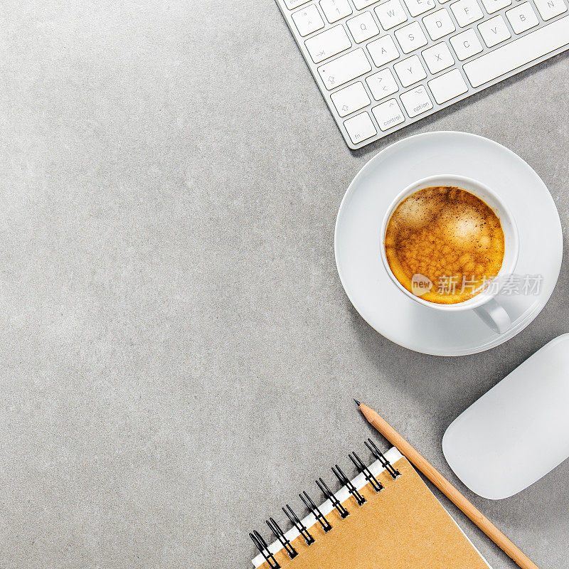 办公室桌子，咖啡杯，键盘和记事本