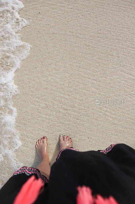 赤脚在沙滩上