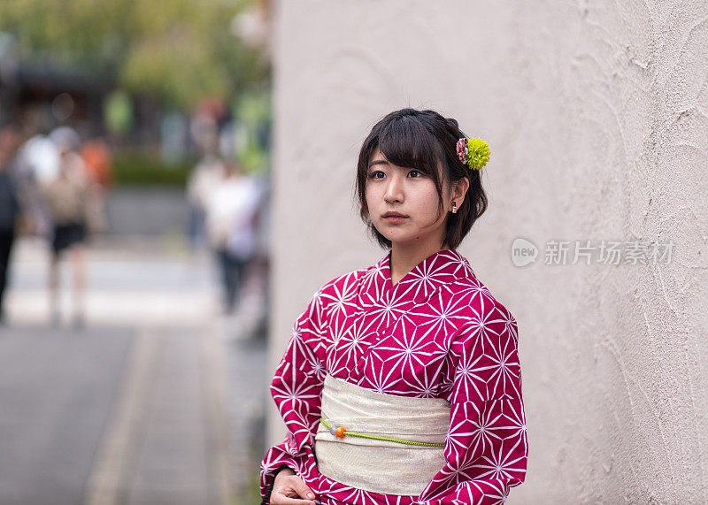 年轻女子在浴田街头等人