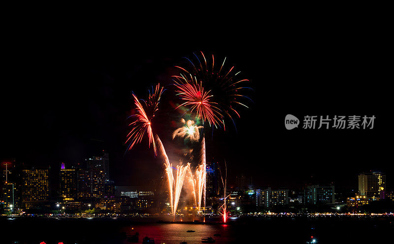 新年焰火在夜晚的城市上空绽放。节日庆祝的节日