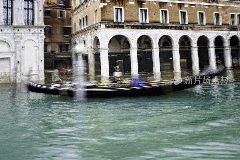 意大利威尼斯大运河上幽灵般的船夫