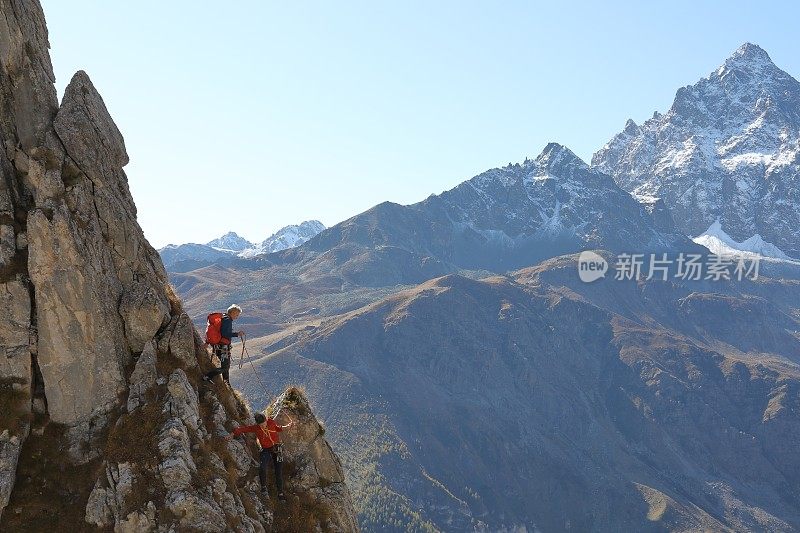 登山运动员从山顶下来