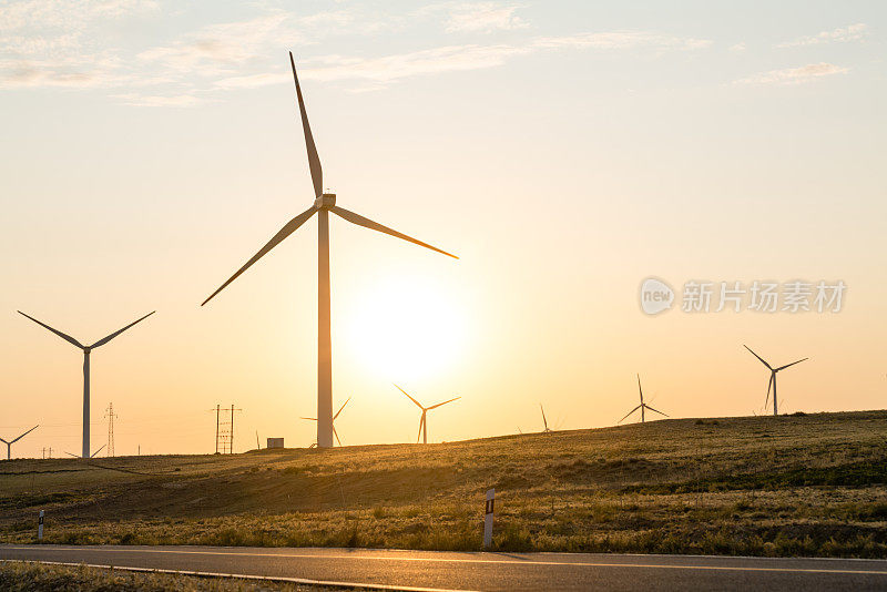 公路旁的风力涡轮机