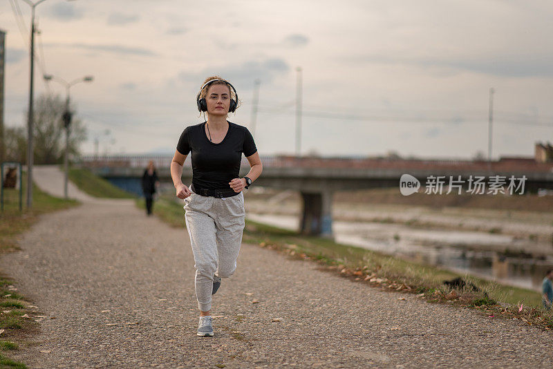 小女孩在河边跑步