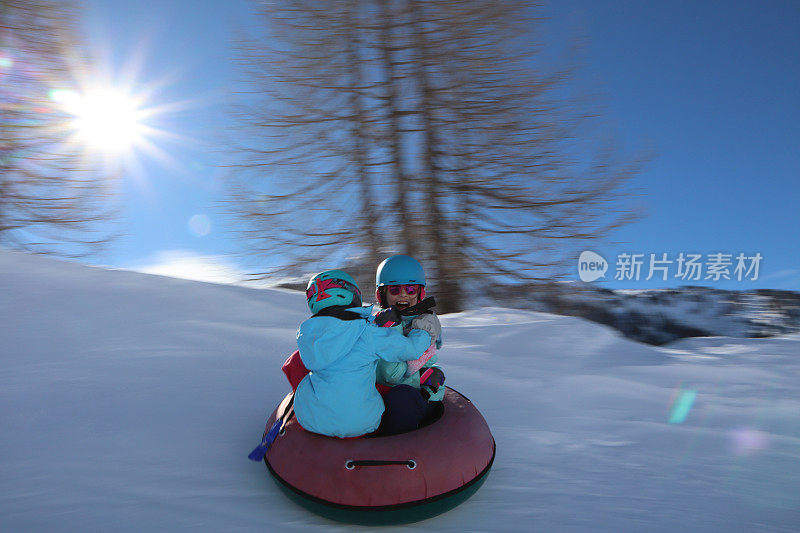 一对夫妇坐在雪地上