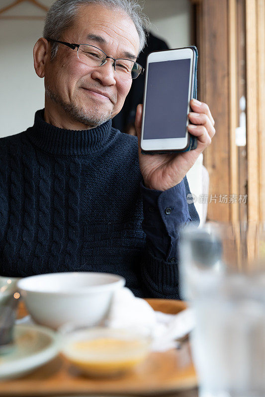 日本男子饭后使用智能手机