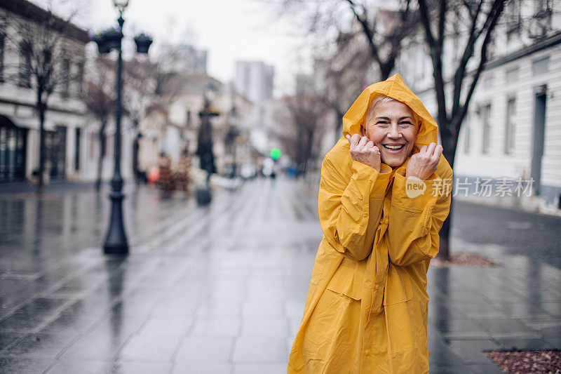 城市生活的雨天