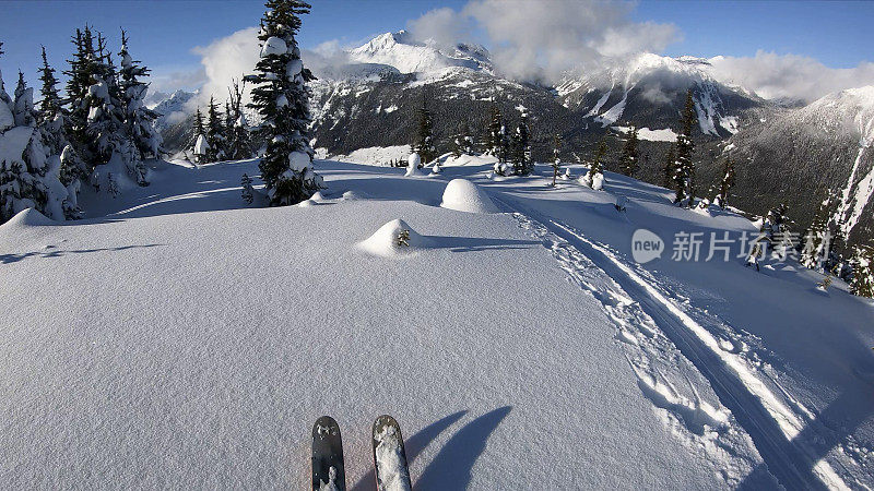 第一人称视角POV背国家滑雪下山高山斜坡