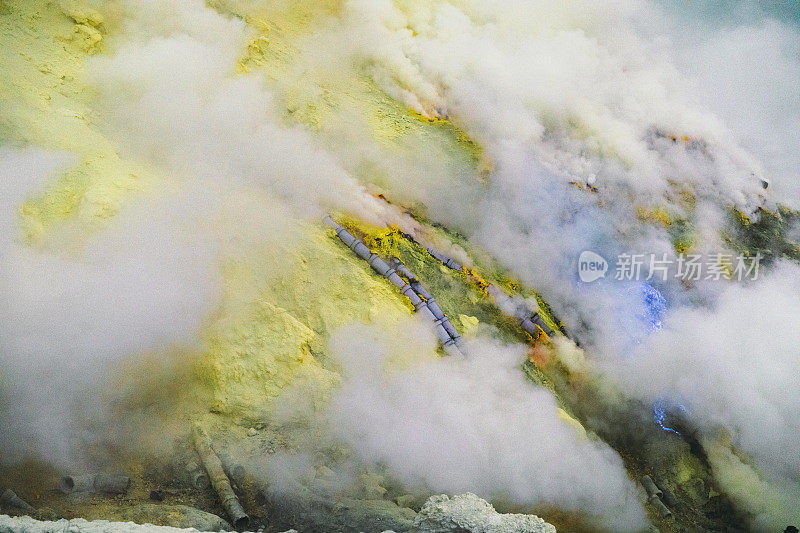 日出的伊真火山，蓝色的火焰和硫磺蒸汽在东爪哇，印度尼西亚