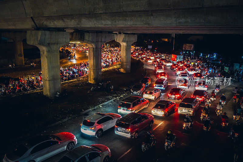 胡志明，2020年1月1日:2020年新年年底凌晨2点的交通问题。西贡桥及周边地区交通混乱