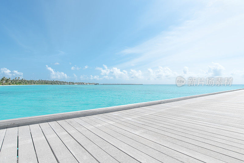 木栈桥与绿松石海仿空间场景