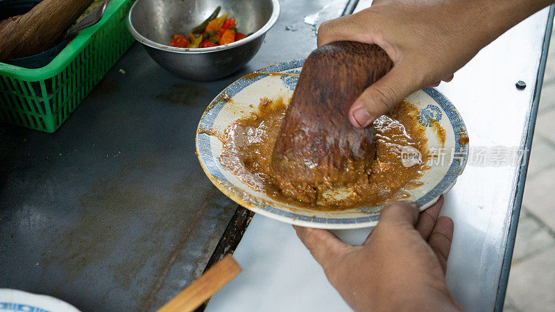 近距离手制作一个印尼传统食物酮托拉克