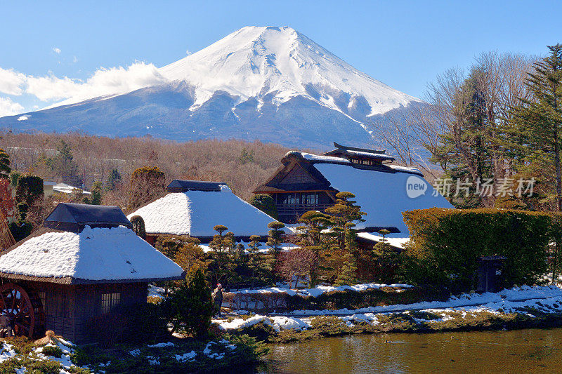 白雪覆盖的富士山，摄于山梨县大野hakkai