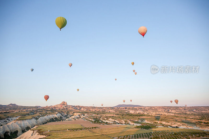 热气球在沙漠上空升起的鸟瞰图