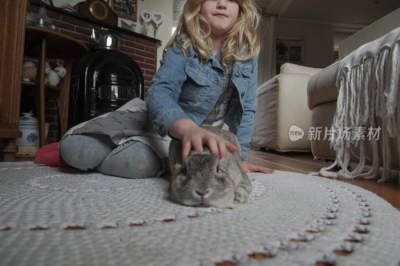 带兔子的小女孩