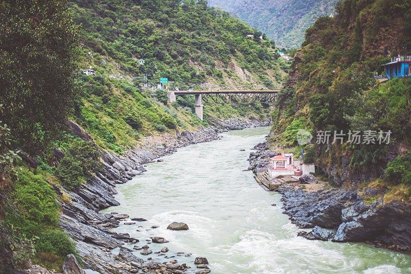 Alaknanda和Bhagirathi汇合成为恒河，Devprayag，北阿坎德邦，