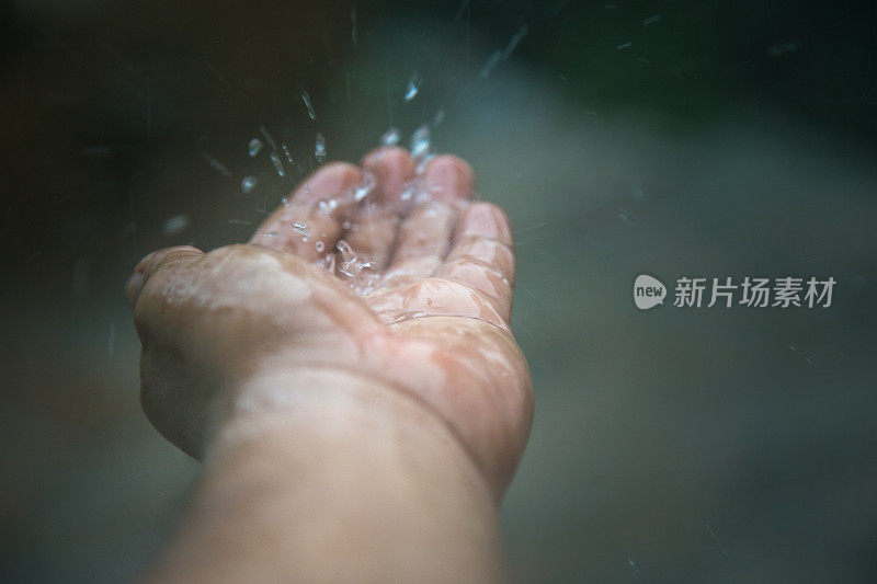 手在雨下，雨水