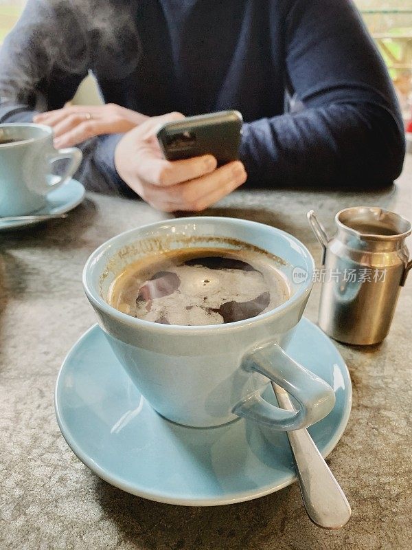 喝咖啡时间玩智能手机的男人