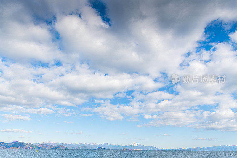 日本镰仓美丽的海滩海景，背景是萨拉米湾。