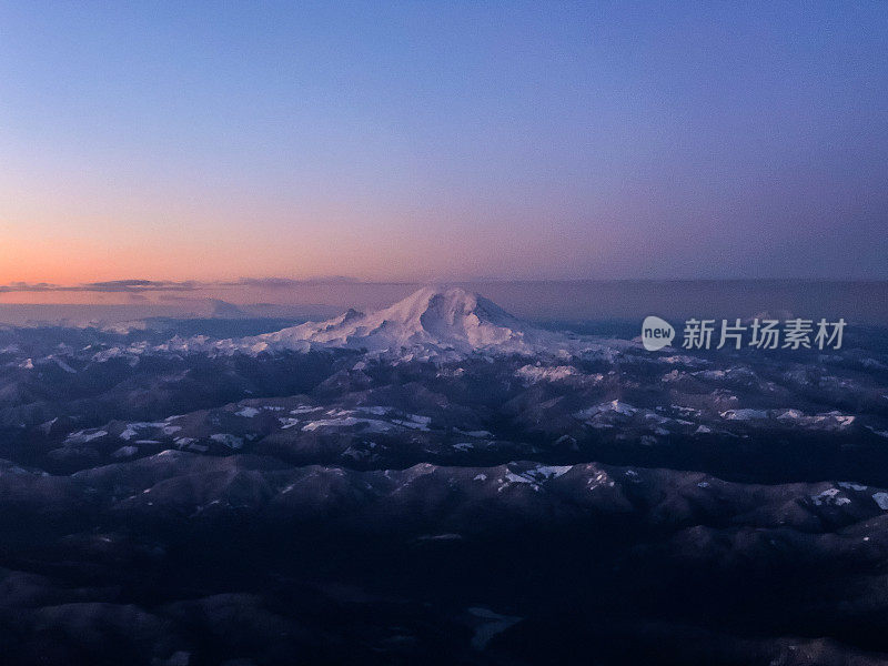 雷尼尔山的日出