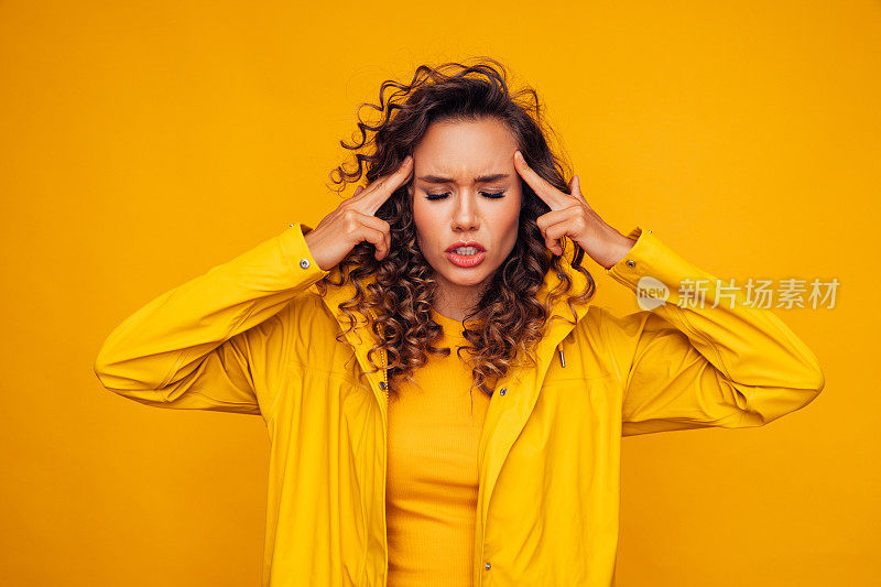 女人在雨衣