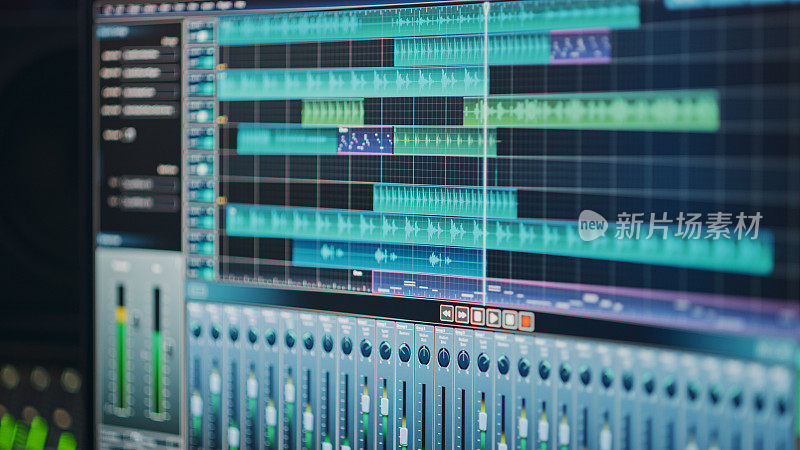 现代音乐录音工作室设备:电脑屏幕显示用户界面的DAW数字音频工作站软件与轨道歌曲播放。声音和音乐录制和编辑应用程序