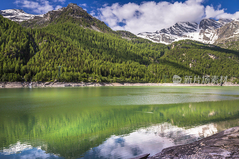 日落时分的Ceresole湖在阿尔卑斯风景-大天堂-意大利