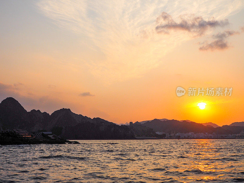 阿曼马斯喀特海岸线上的日落