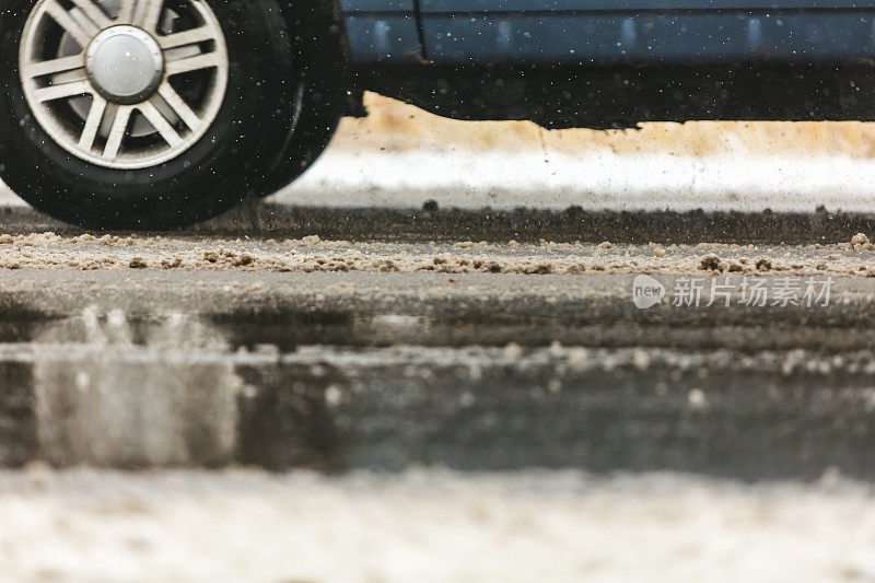 在冰雪潮湿的道路上驾驶美国西部冬季旅行系列