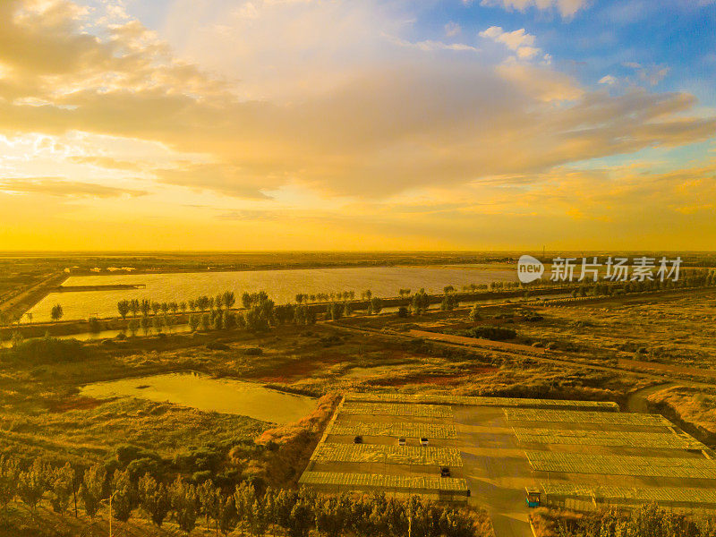 从高处俯瞰河北省的沿海公路、农田和老工厂