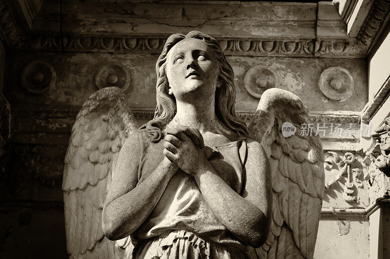 墓地里的古代天使雕像
