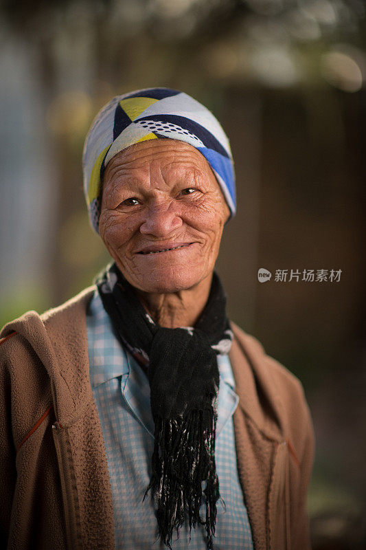 满脸皱纹的微笑女人肖像