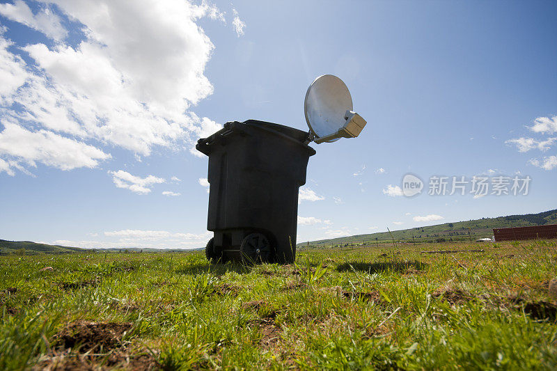 垃圾桶里的卫星接收器