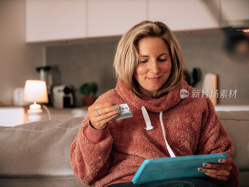 女人在家里用信用卡购物