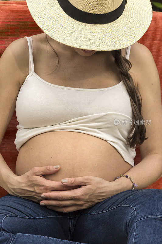 孕妇在她甜蜜的等待。怀孕的概念。