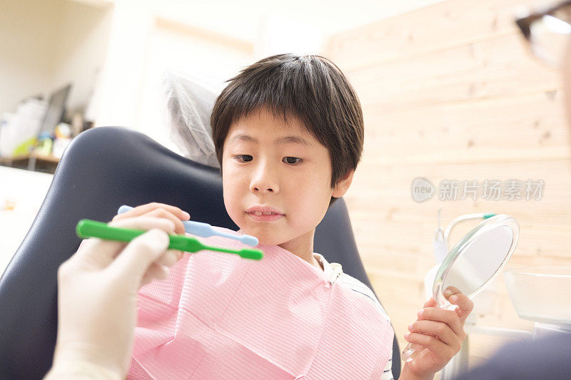 在牙医那里教日本孩子刷牙