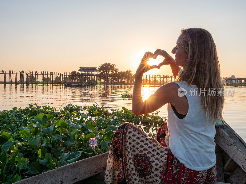 女人喜欢在U桥上的夕阳从长尾船